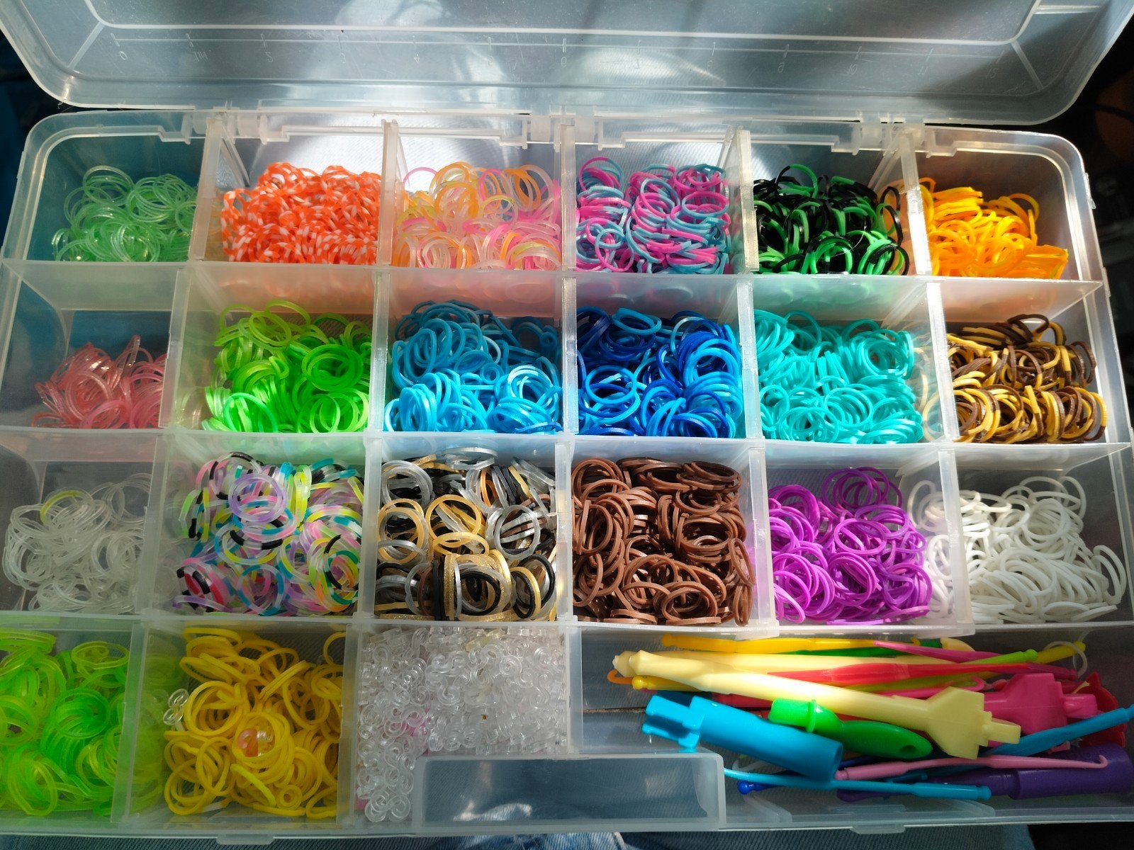 Loom bands set met veel kleuren en accessoires, Ophalen, Gebruikt, Overige thema's, Meerkleurig