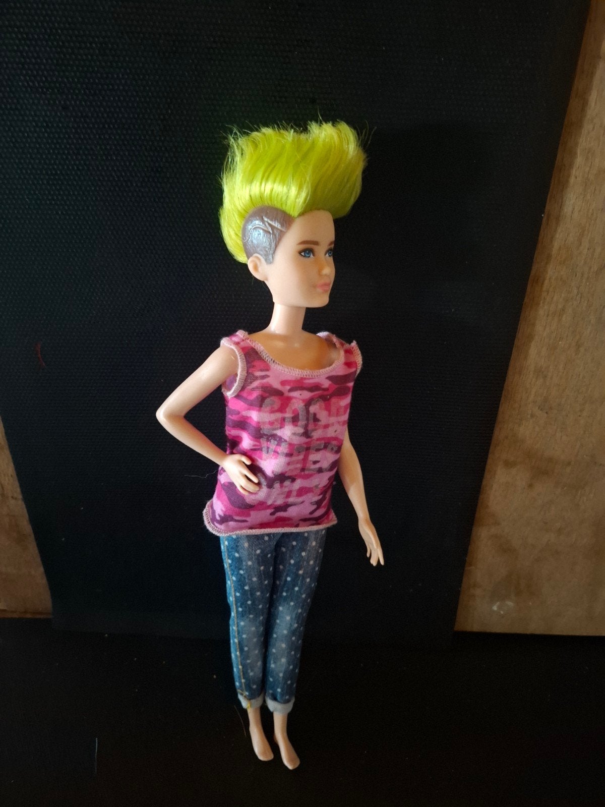 Barbie Ken pop met groen haar en roze camouflage shirt, Ophalen of Verzenden, Gebruikt, Barbie