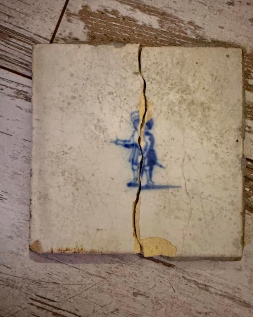 Oud Delfts blauw tegeltje met figuren - beschadigd, Antiek en Kunst, Antiek | Wandborden en Tegels, Ophalen of Verzenden