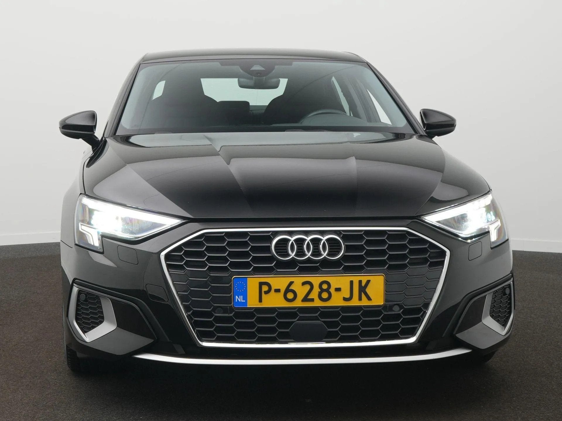 Audi A3 Limousine 30 TFSI Advanced edition (bj 2022), Automatische klimaatregeling, Gebruikt, 680 kg, Zwart