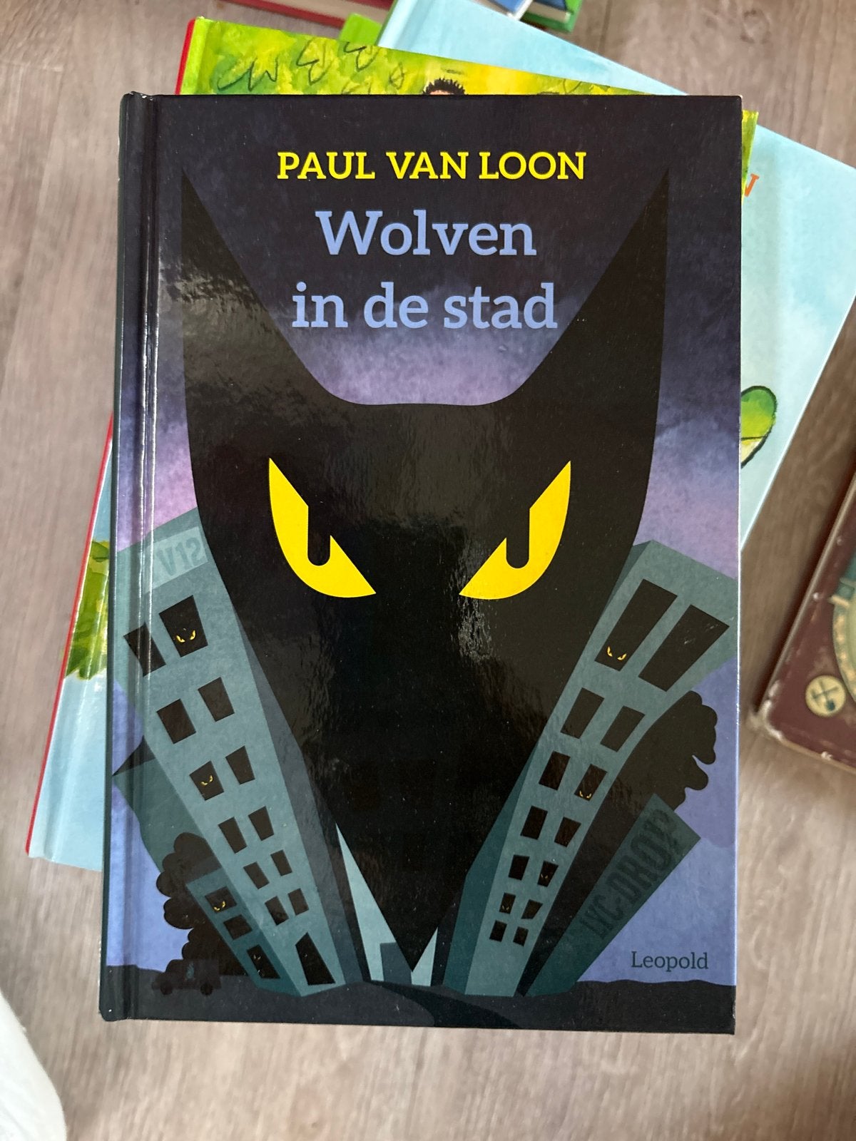 Paul van Loon - Wolven in de stad, Ophalen of Verzenden, Zo goed als nieuw, Fictie algemeen