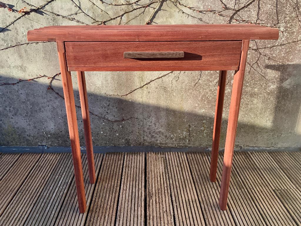 Nieuwe haltafel met lade in massief padoek, Ophalen