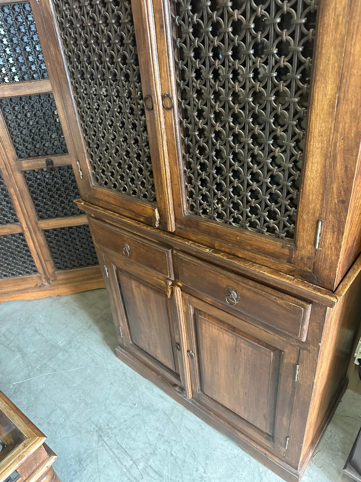 Houten kast met metale ringen, Ophalen of Verzenden