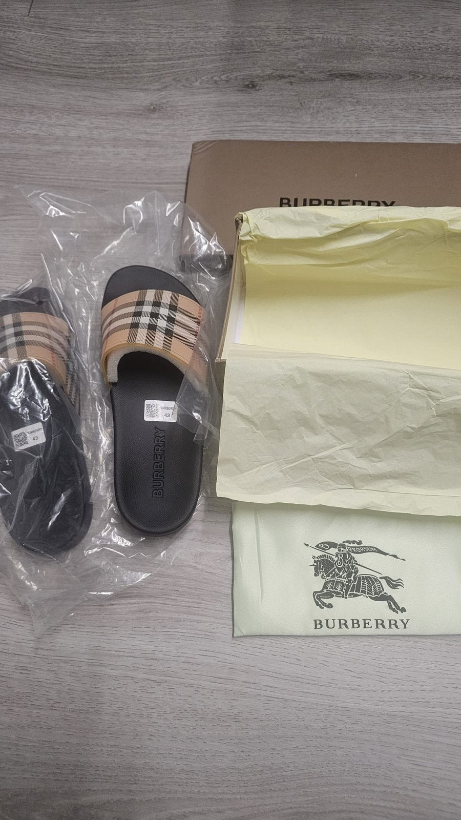 Burberry slides, Ophalen of Verzenden, Zo goed als nieuw, Zwart