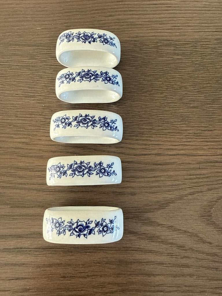 Set van 5 witte porseleinen servetringen, Gebruikt, Overige typen, Ophalen of Verzenden, Overige stijlen