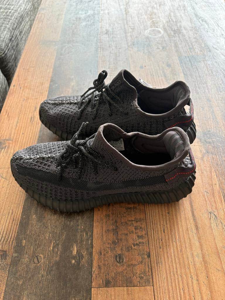 Adidas Yeezy Boost 350 V2 - Stijlvolle Sneakers, Ophalen of Verzenden, Nieuw, Zwart, Sneakers of Gympen
