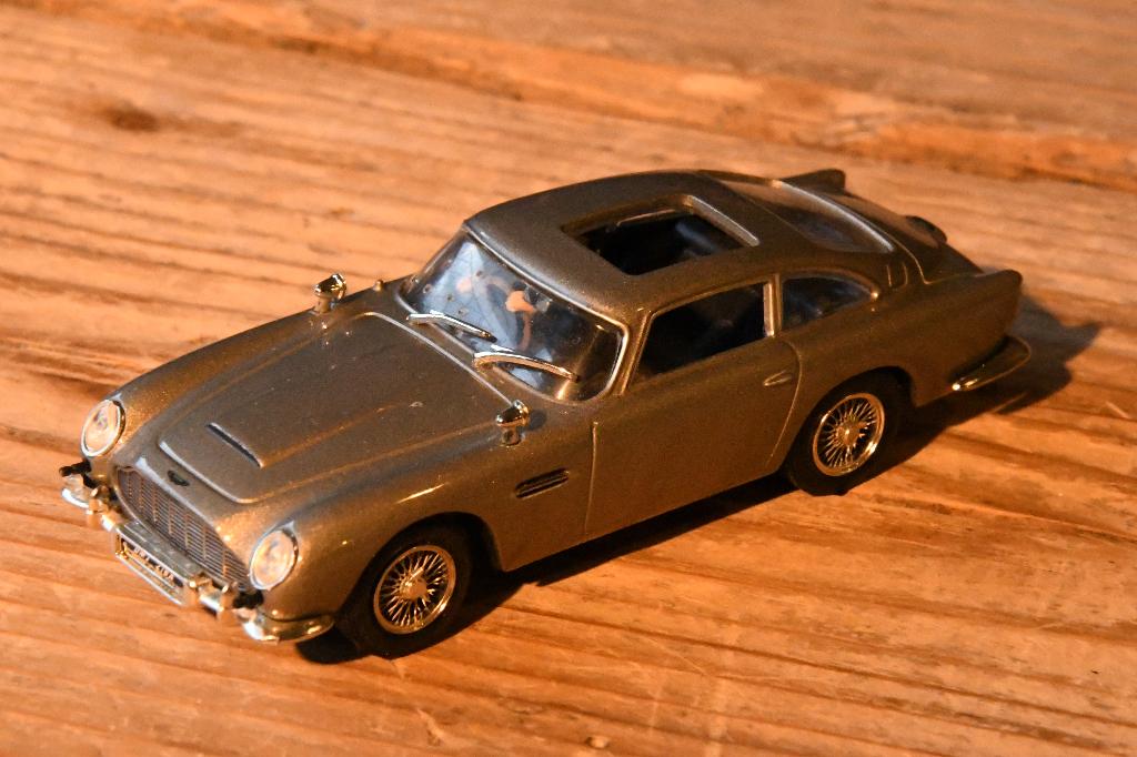 Aston Martin DB5 James Bond 1:43, Hobby en Vrije tijd, Modelauto's | 1:43, Ophalen of Verzenden, Zo goed als nieuw, Auto, Universal Hobbies