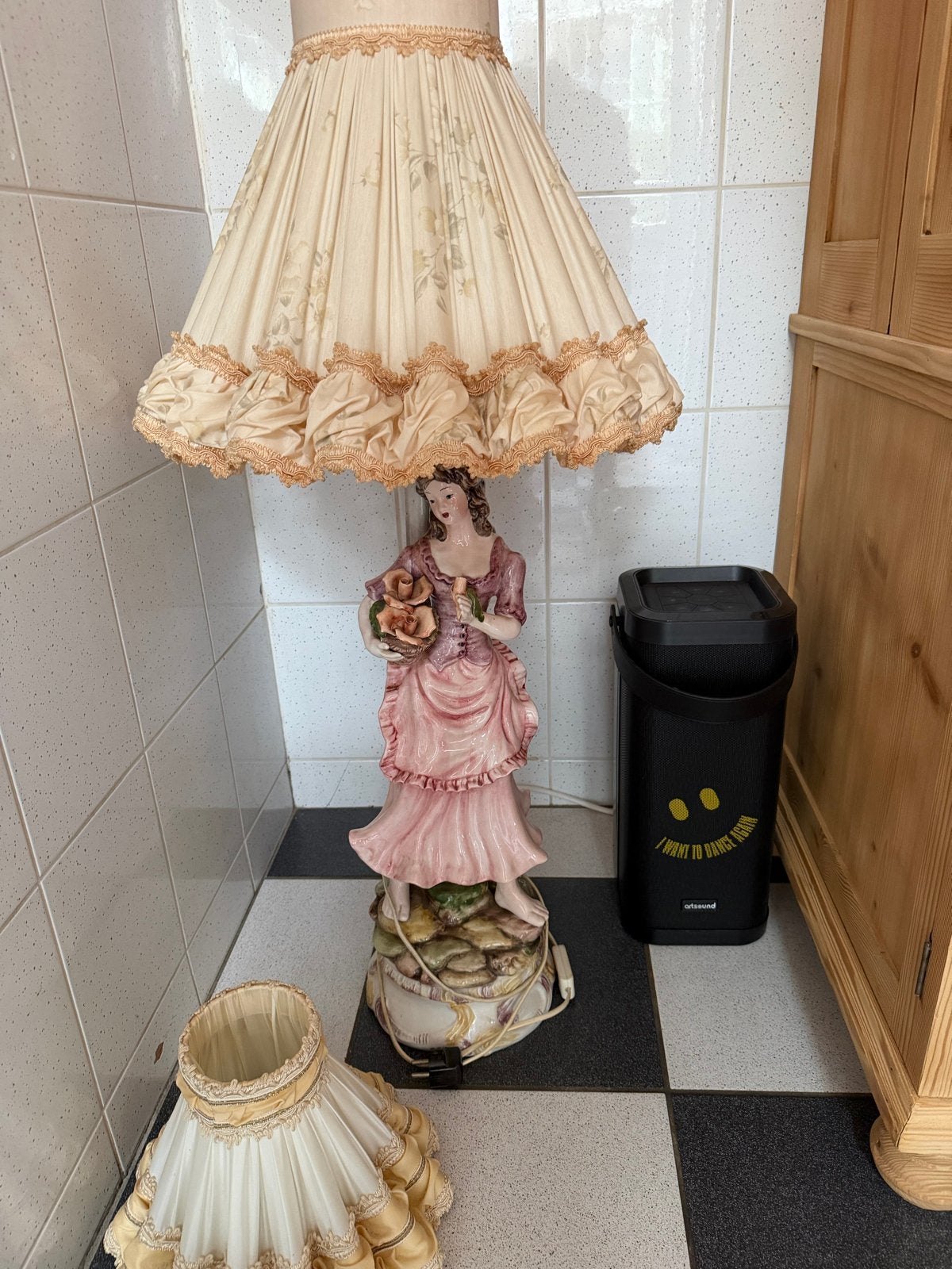 Vintage schemerlamp met beeld van dame en stoffen kap, Ophalen, Gebruikt, Tafellamp, Roze