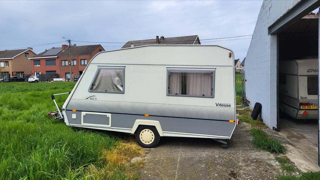 Beyerland Vitesse 400-D: Lichtgewicht 4-persoons caravan, Treinzit, Dwarsbed, Particulier, 4 tot 5 meter