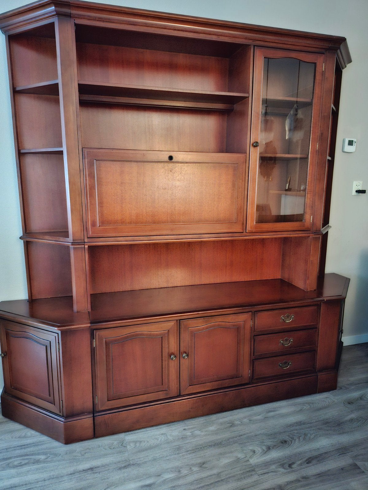 Klassieke kersenhouten wandkast met vitrine en wijnkast .