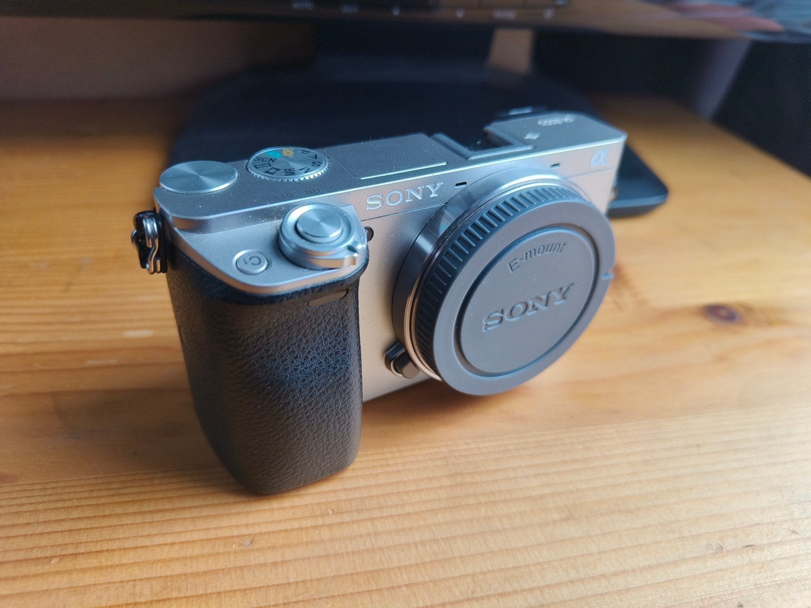 Sony a6000 zilveren body - 26.000 clicks, Audio, Tv en Foto, Fotocamera's Digitaal, Ophalen, Gebruikt, Lensdop, Ingebouwde flitser