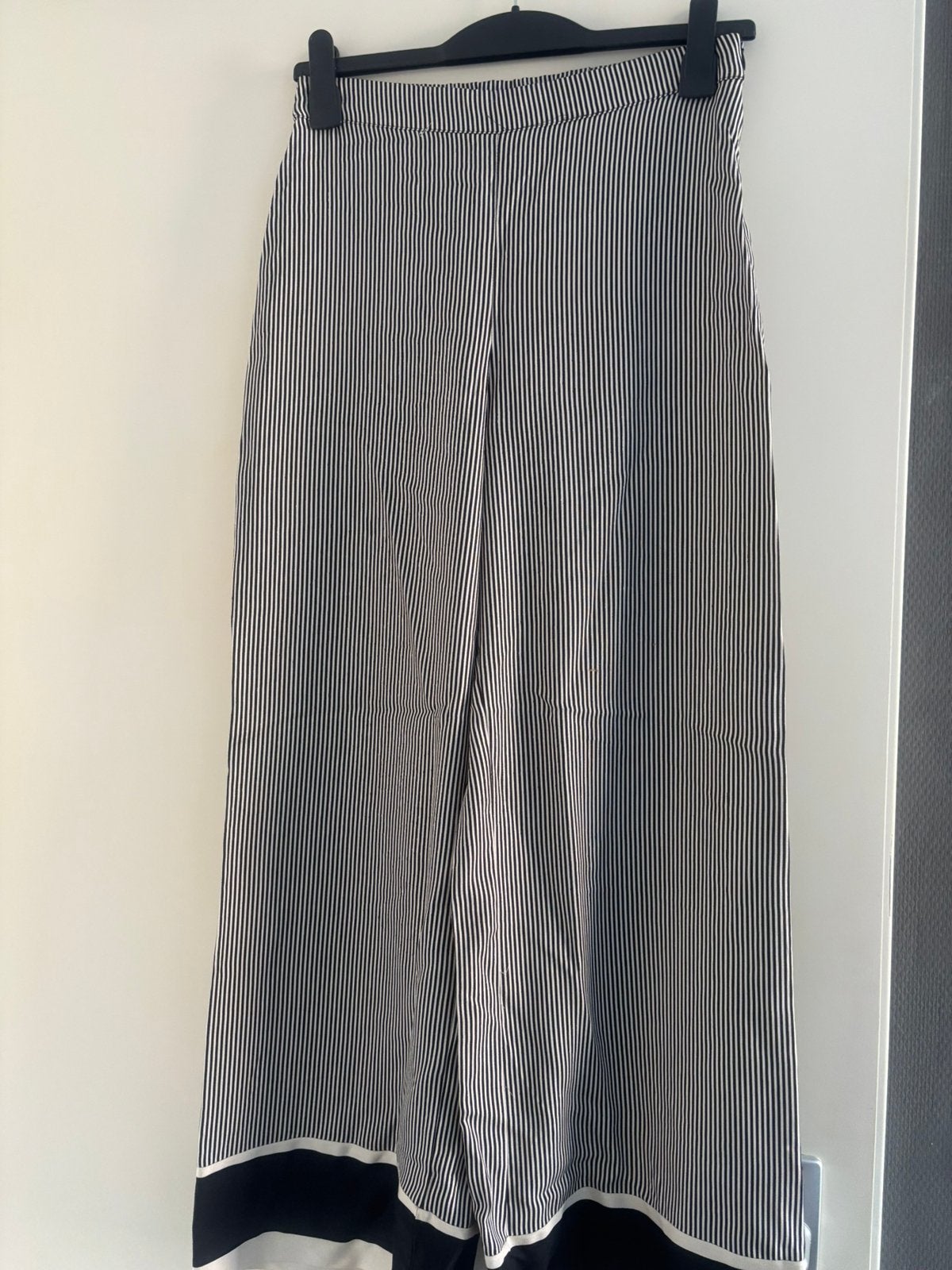 Prachtige soepelvallende broek zwart/wit H&M maat M, Maat 38/40 (M), Zwart, Nieuw, Ophalen of Verzenden