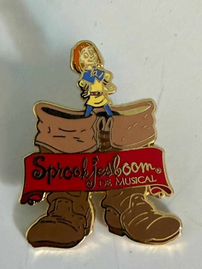 Efteling pin sprookjesboom de musical, Ophalen of Verzenden, Zo goed als nieuw, Button of Speldje