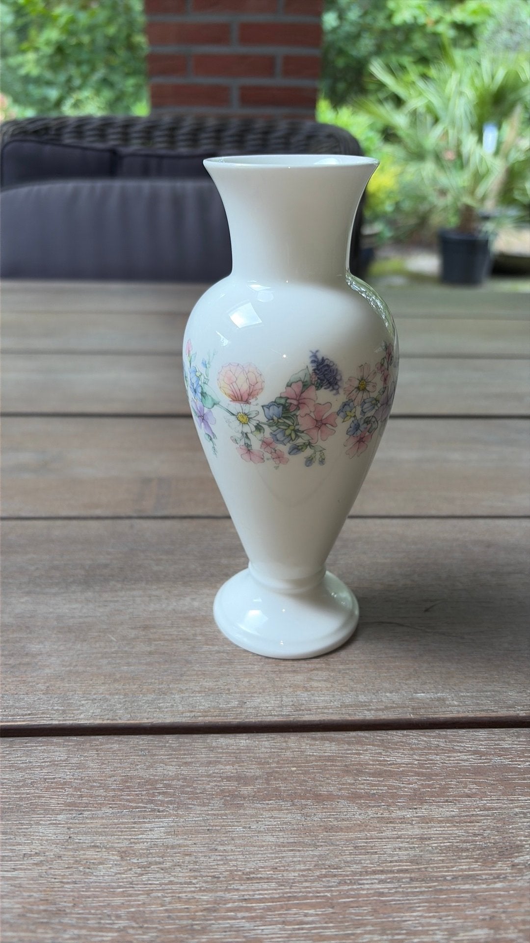 Vintage kleine bloemenvaas van Wedgwood model Angela, Antiek en Kunst, Ophalen of Verzenden