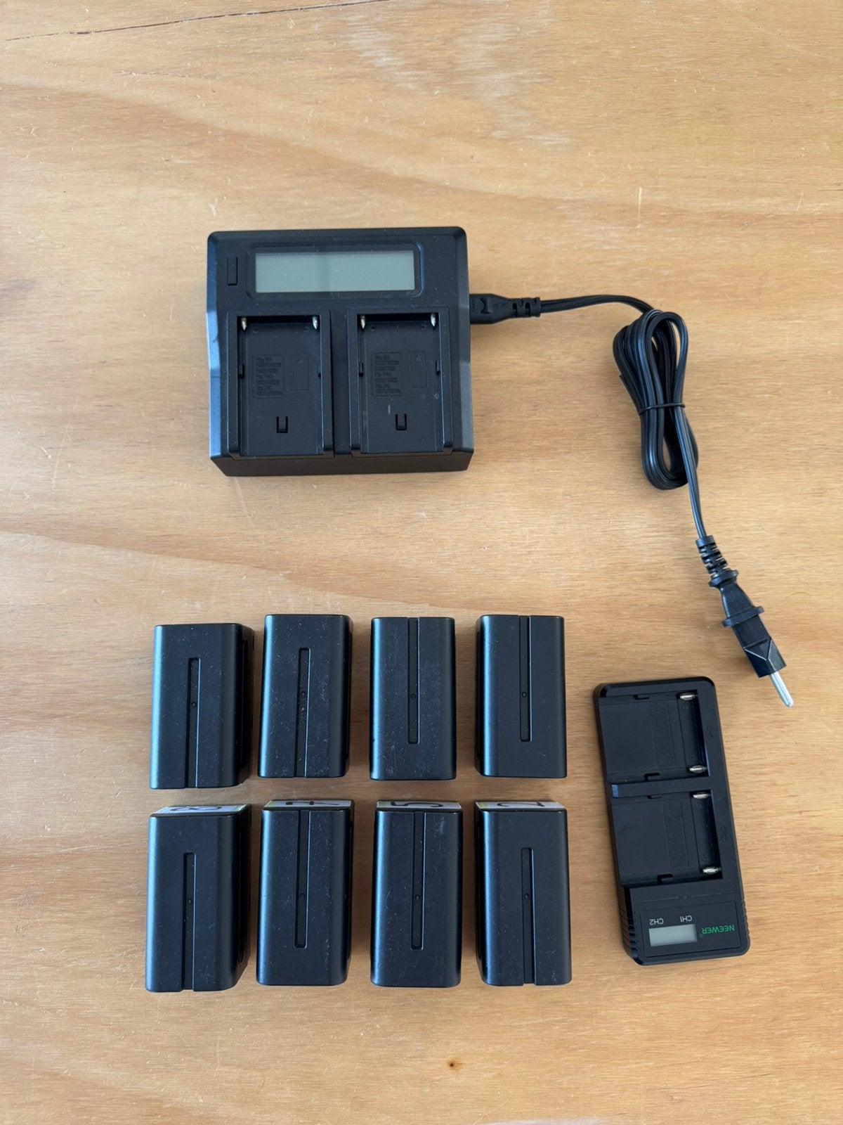 8x Neewer NPF accu 5600mAh + 2 opladers – voor video/licht, Ophalen of Verzenden, Gebruikt, Oplaadbaar
