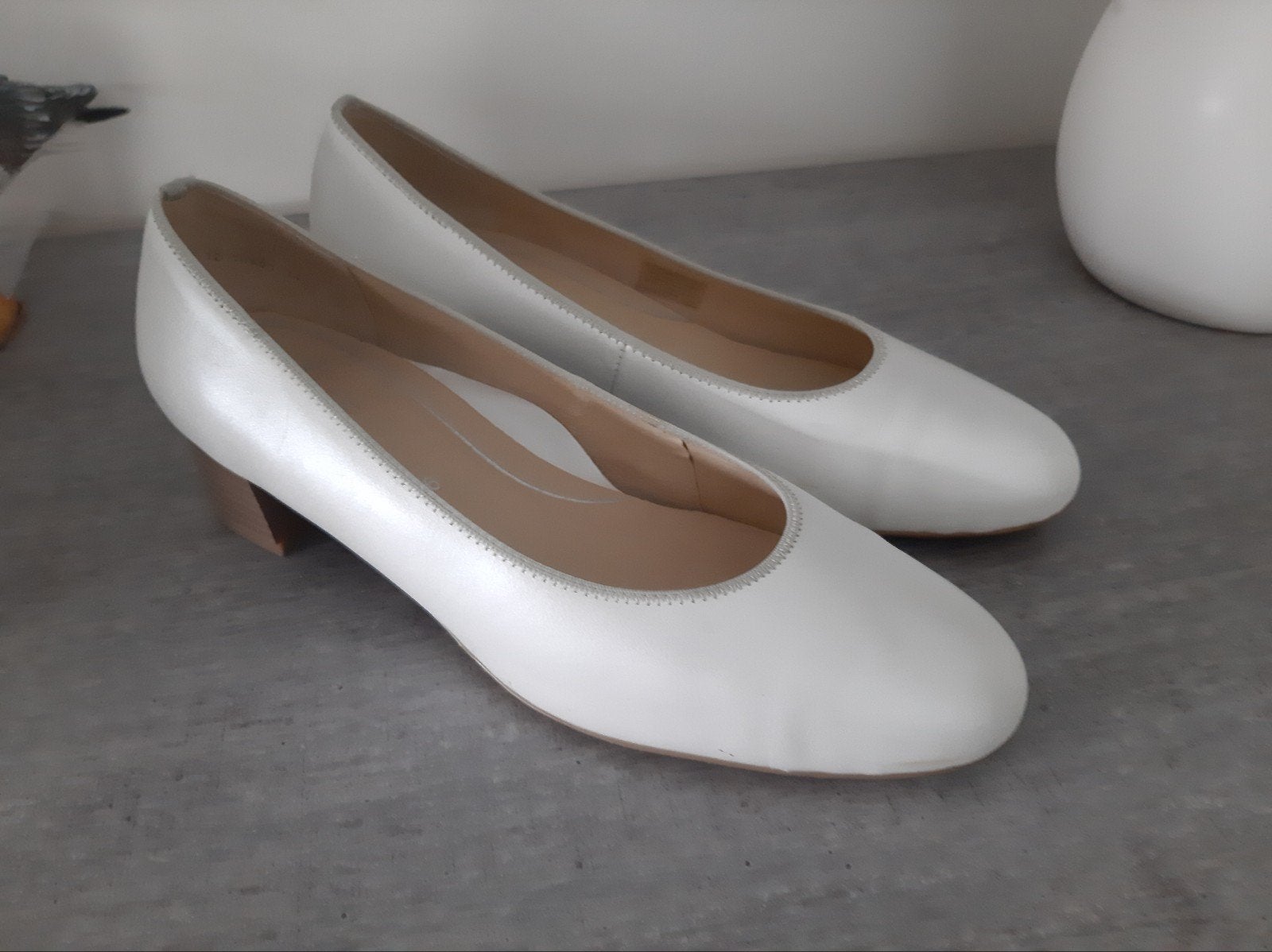 Witte Ivoren Pumps  met Lage Hak, Ophalen of Verzenden, Zo goed als nieuw, Wit, Schoenen