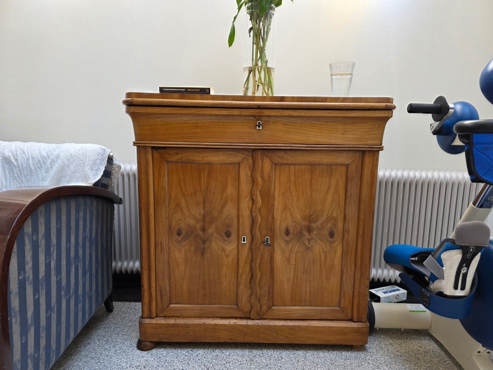 Antieke houten kast met lade en twee deuren, Ophalen