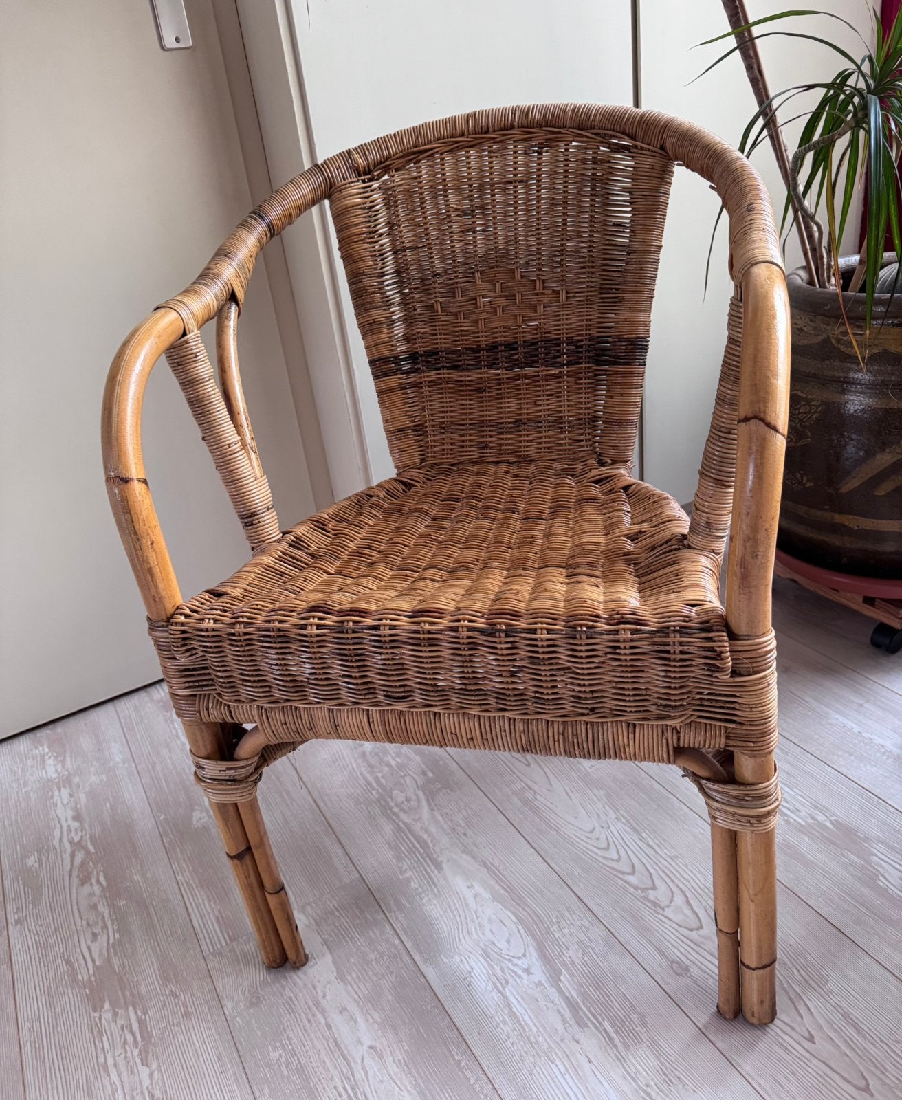 Rotan stoel kuipstoel, Ophalen, Zo goed als nieuw, Bruin, Eén