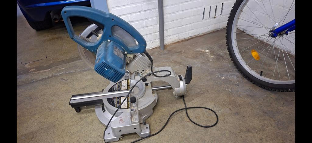 Makita Afkortzaag - Krachtige en Betrouwbare Zaag, Doe-het-zelf en Verbouw, Gebruikt, 70 mm of meer, Ophalen of Verzenden, Makita