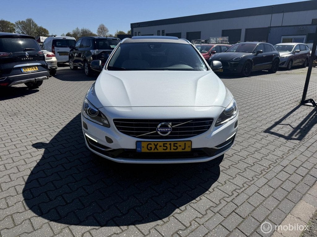 Volvo V60 2.4 D5 Twin Engine Special Edition, Auto's, Volvo, 228 pk, Wit, Vierwielaandrijving, 1880 kg