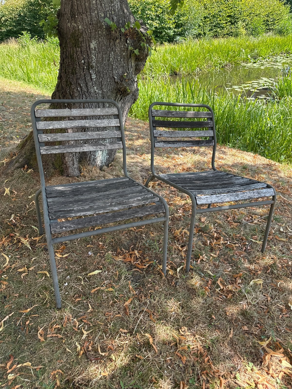 Twee gebruikte tuinstoelen van hout en metaal, Ophalen, Gebruikt, Hout, Stapelbaar