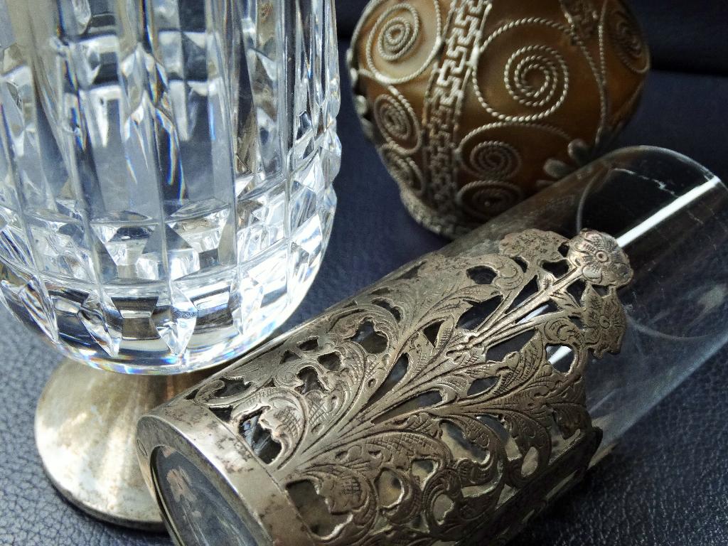 Drie vaasjes met zilver, filigrein, persglas, kristal glas, Ophalen