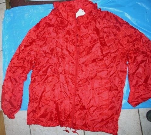 regenjack met oprolbare capuchon in etui met rits en riemlus, Kleding | Dames, Ophalen of Verzenden, Nieuw, Maat 42/44 (L), Rood