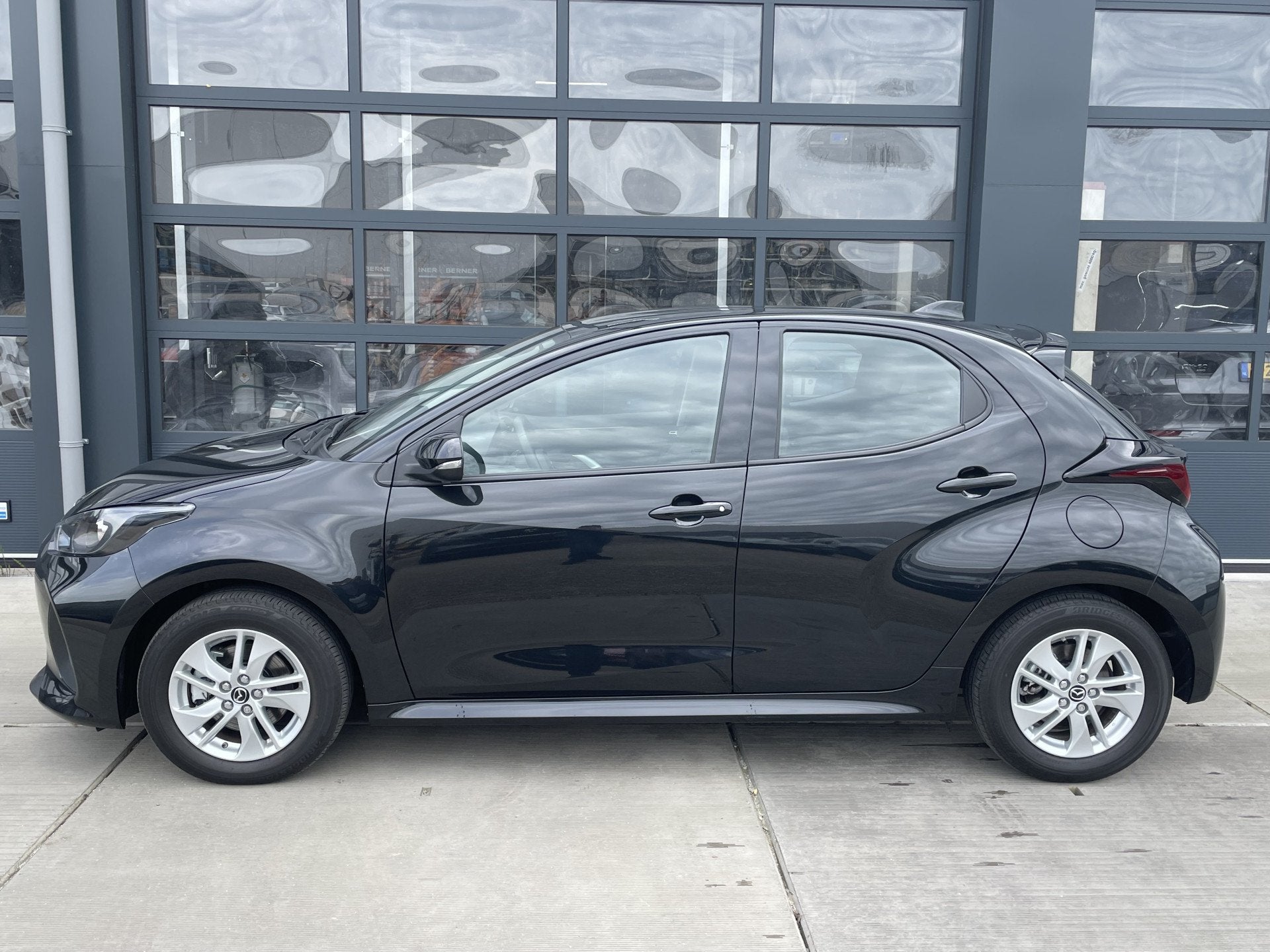 Mazda 2 Hybrid 1.5 Centre-line AUTOMAAT APPLE CARPLAY / ANDR, Auto's, Gebruikt, Zwart, 26 km/l, Hybride Elektrisch/Benzine