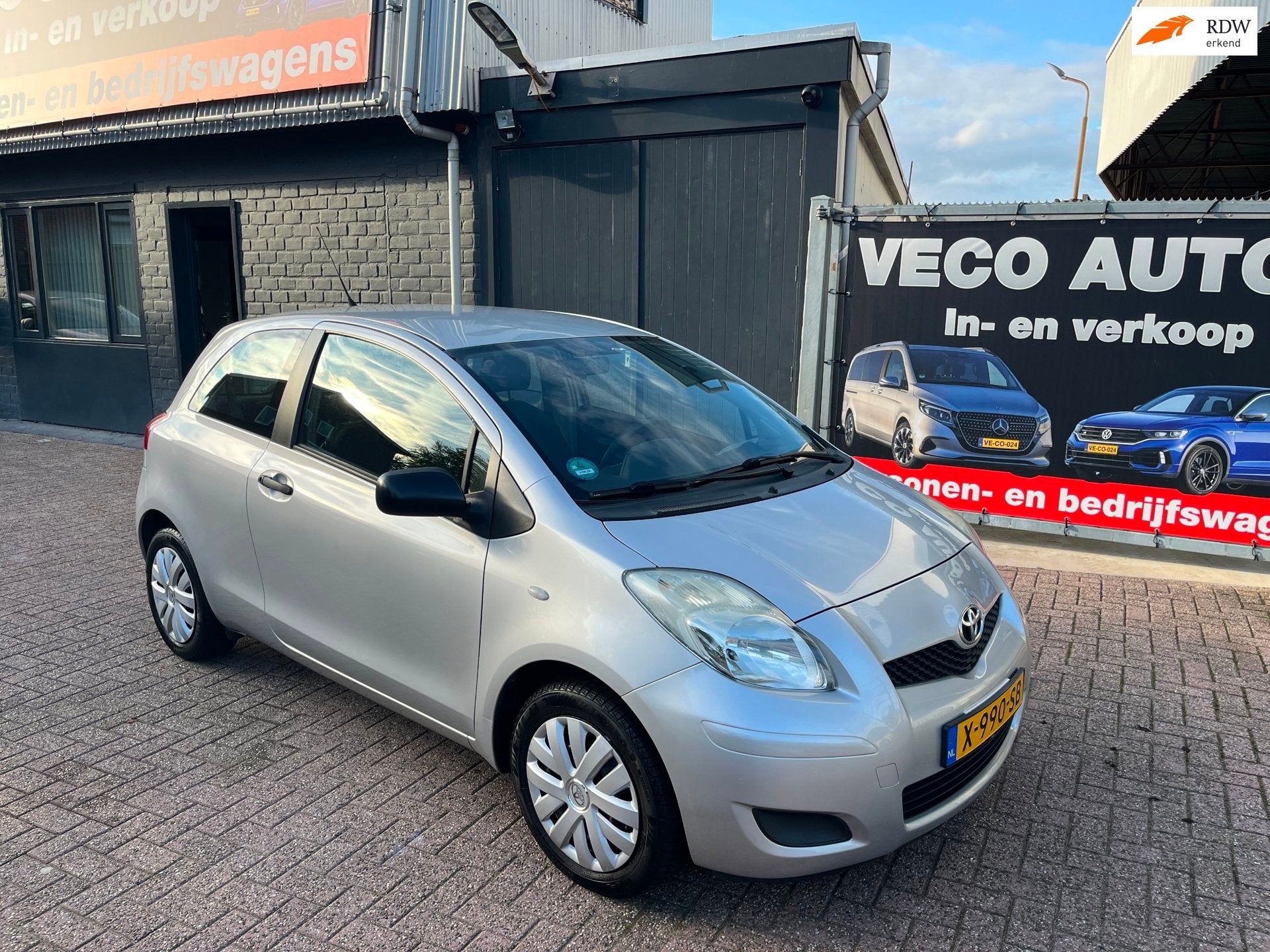 Toyota Yaris 1.3 VVTi Comfort airco nette auto dealer onderh, Auto's, Voorwielaandrijving, Dealer onderhouden, Zwart, 4 cilinders