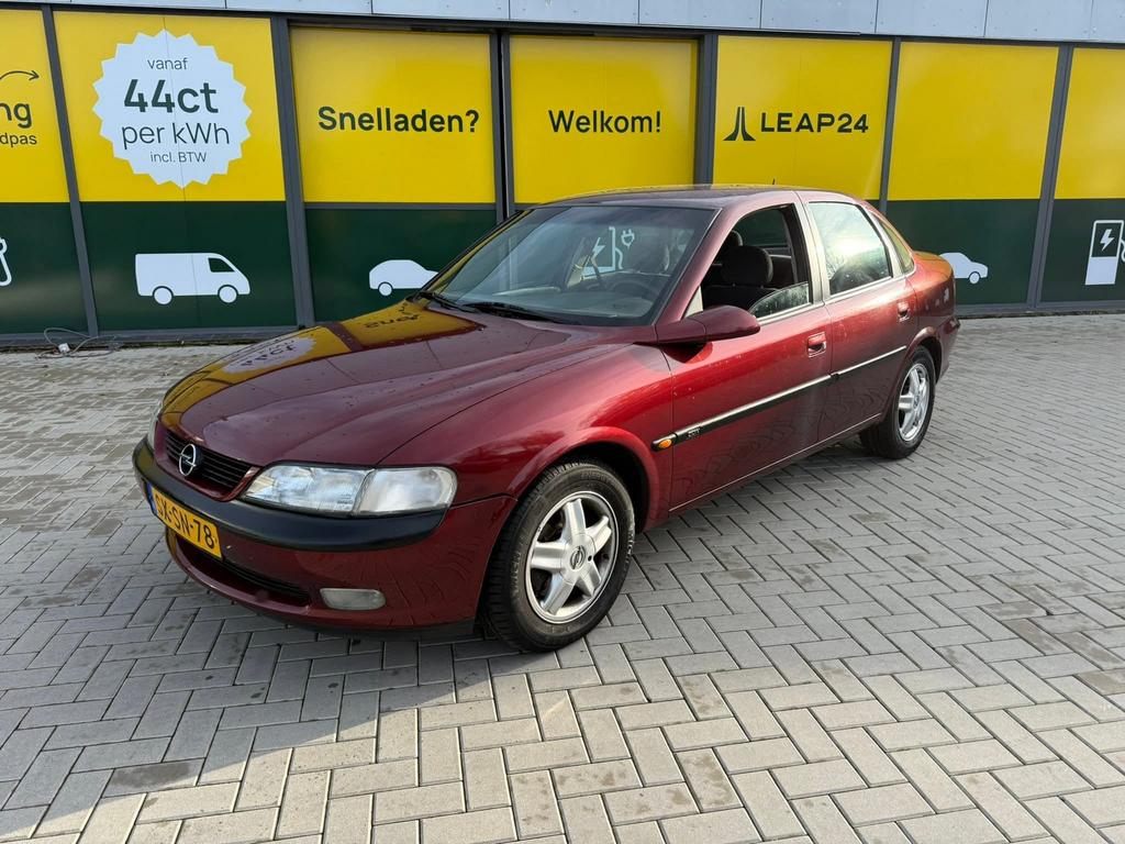 Opel Vectra 2.0 16V SDN AUT 1998 Rood, Auto's, Opel, 1998 cc, 1250 kg, 680 kg, 4 cilinders