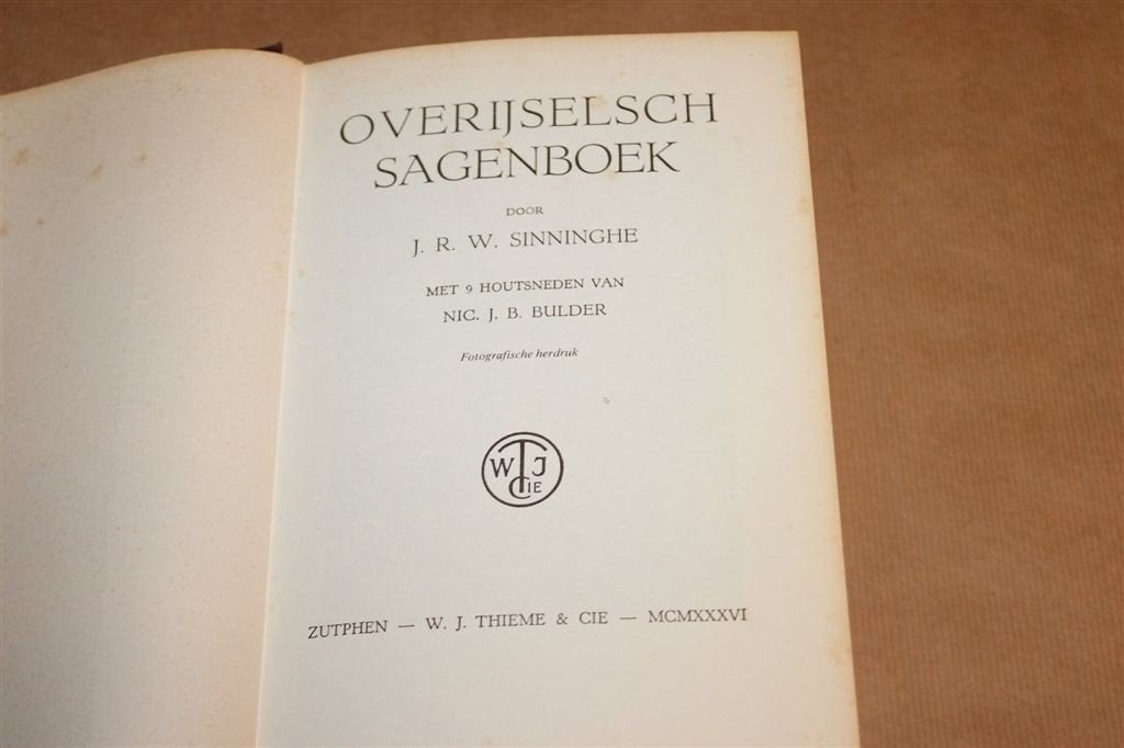 Overijselsch Sagenboek — Sinninghe 1936, Houtsneden Bulder, Boeken, Ophalen of Verzenden, Gelezen