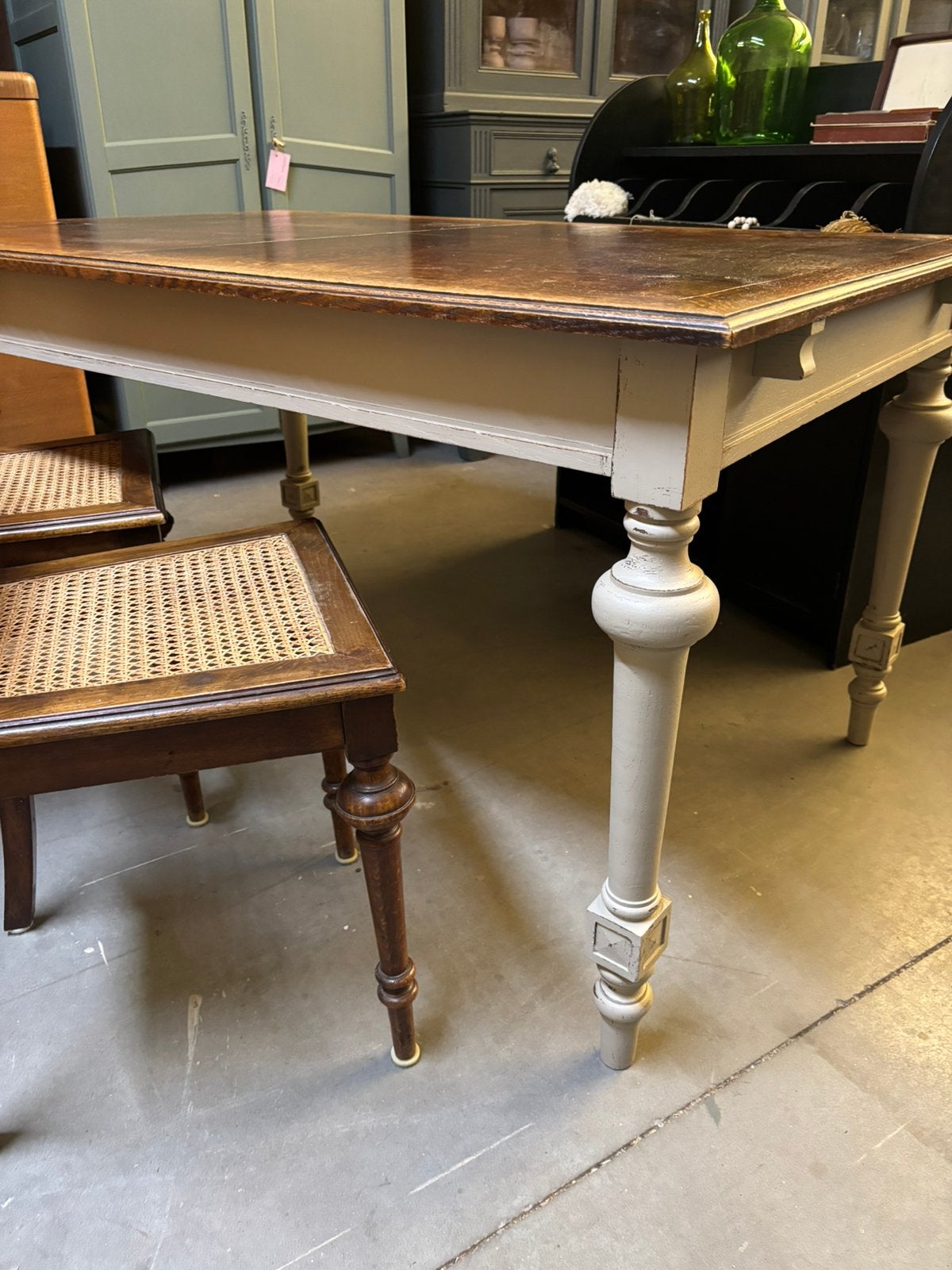 Brocante tafel, Studio Larilo, 100 tot 150 cm, Zo goed als nieuw, Vier personen