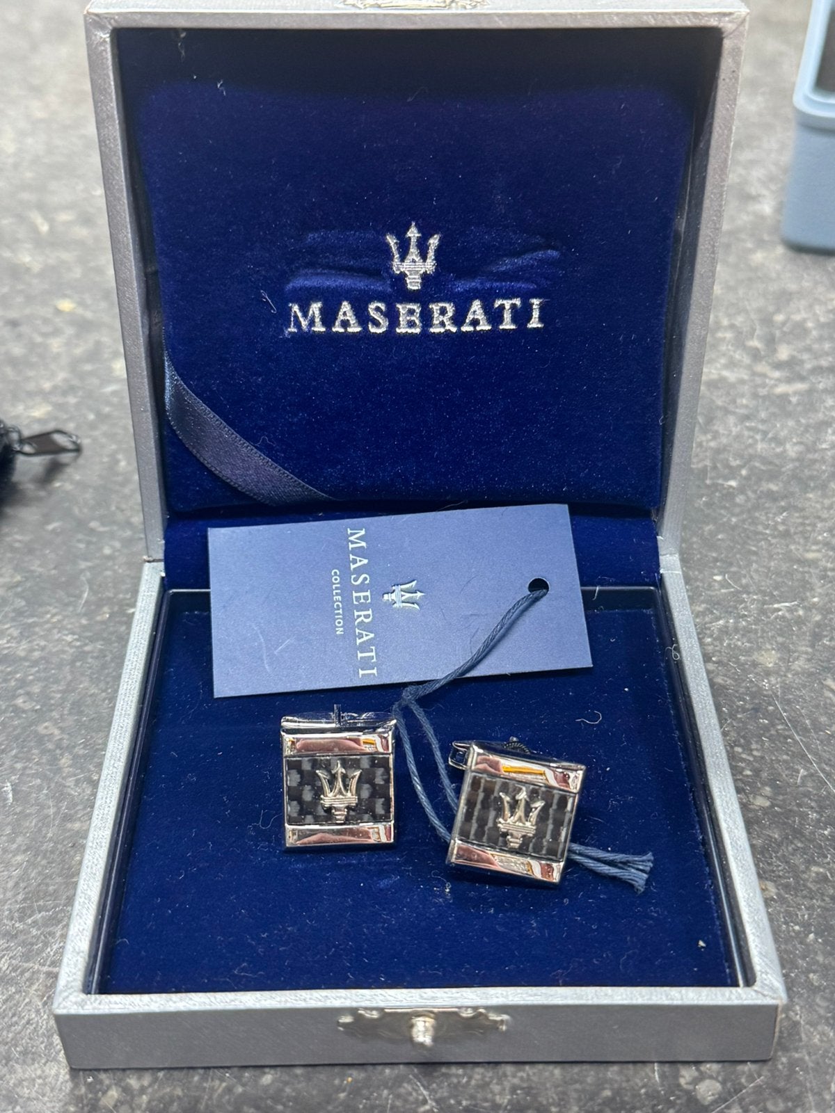 Zilveren Maserati manchetknopen met doos, Ophalen of Verzenden, Zo goed als nieuw, Zilver