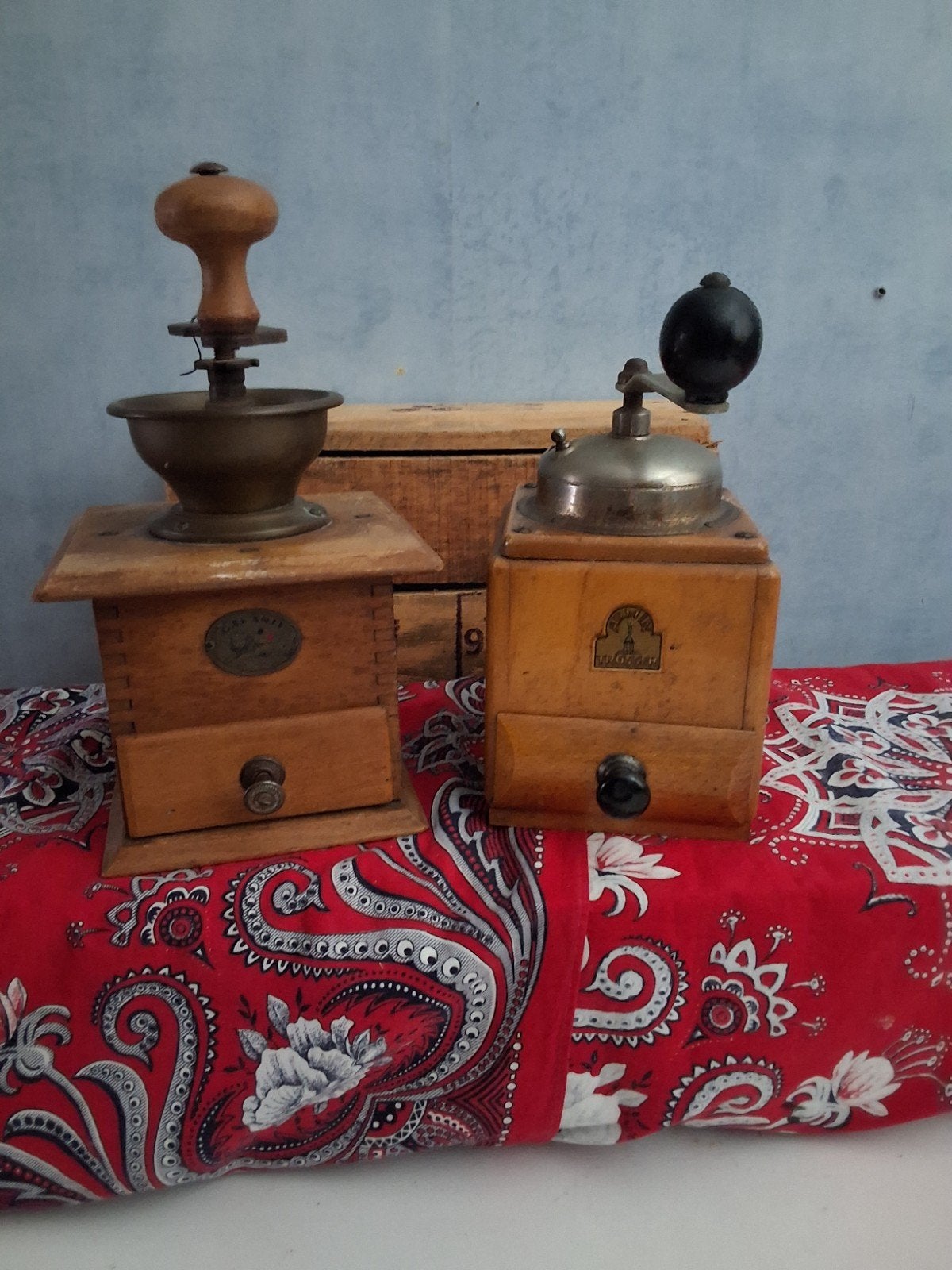 2  ANTIEKE   HAND  KOFFIEMOLENS   T.E.A.B., Antiek en Kunst, Ophalen of Verzenden