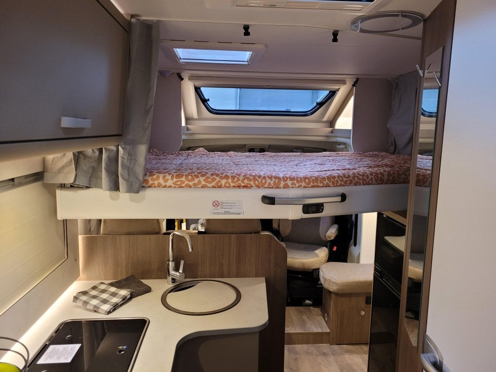 Carado T338 Pro+, Caravans en Kamperen, Campers, Automaat, Standaard zit, Ringverwarming, Fiat