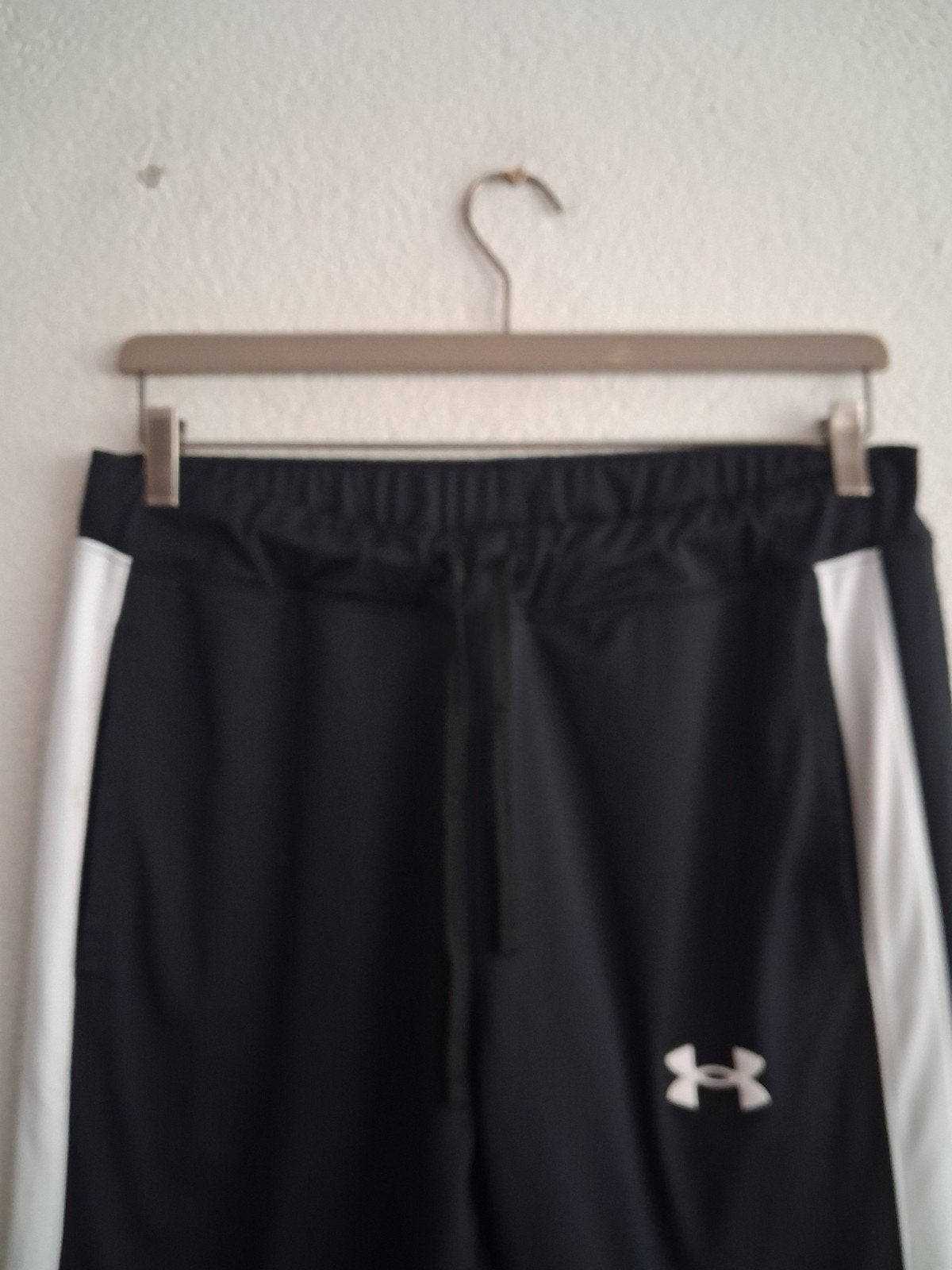 Under Armour sportbroek - Zwart met witte strepen, maat L, Kleding | Heren, Sportkleding, Maat 52/54 (L), Fitness, Zwart, Under Armour