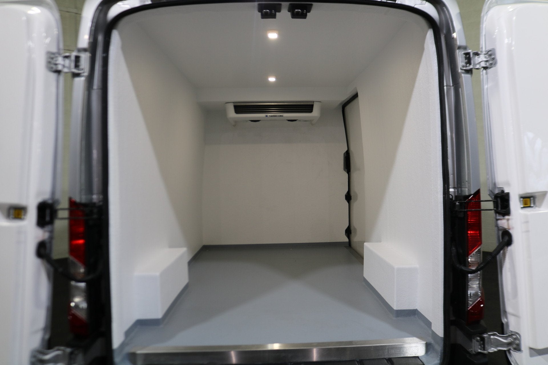 Ford Transit 2.0 TDCI L3 H2 Trend Facelift Navigatie Camera, Auto's, Voorwielaandrijving, Stof, Euro 6, 4 cilinders
