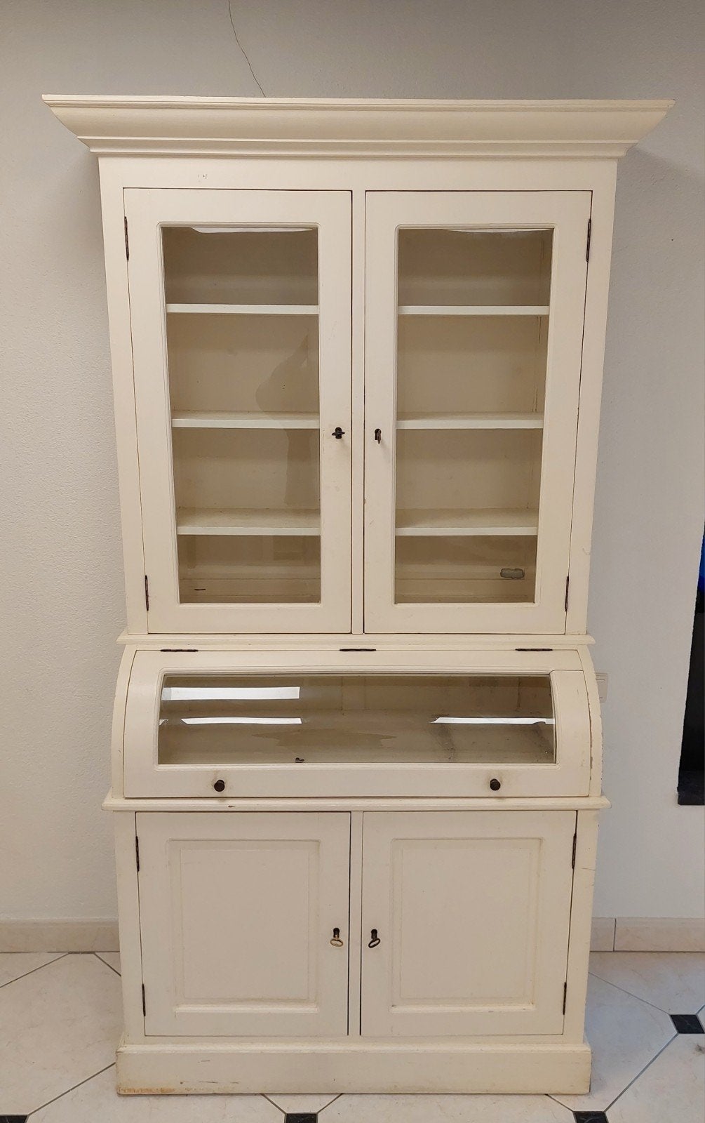 Antieke buffetkast met vitrine en rond raam., Ophalen