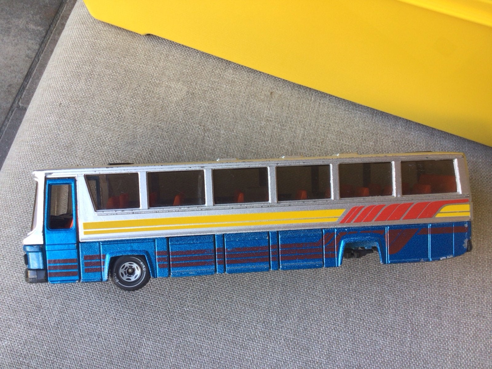 Siku Reisbus 3417 - Made in W-Germany (mist achterwiel), Ophalen of Verzenden, Gebruikt