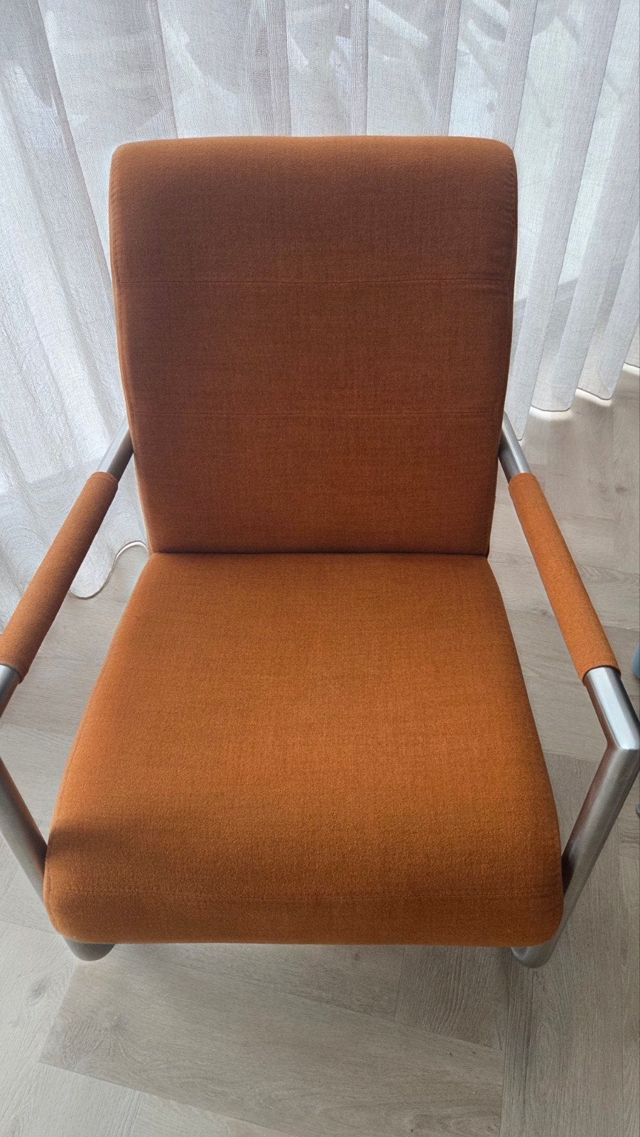 Stijlvolle fauteuil van Henders en Hazel oranje stof, Huis en Inrichting, Stoelen, Gebruikt, Bruin, Ophalen of Verzenden, Stof