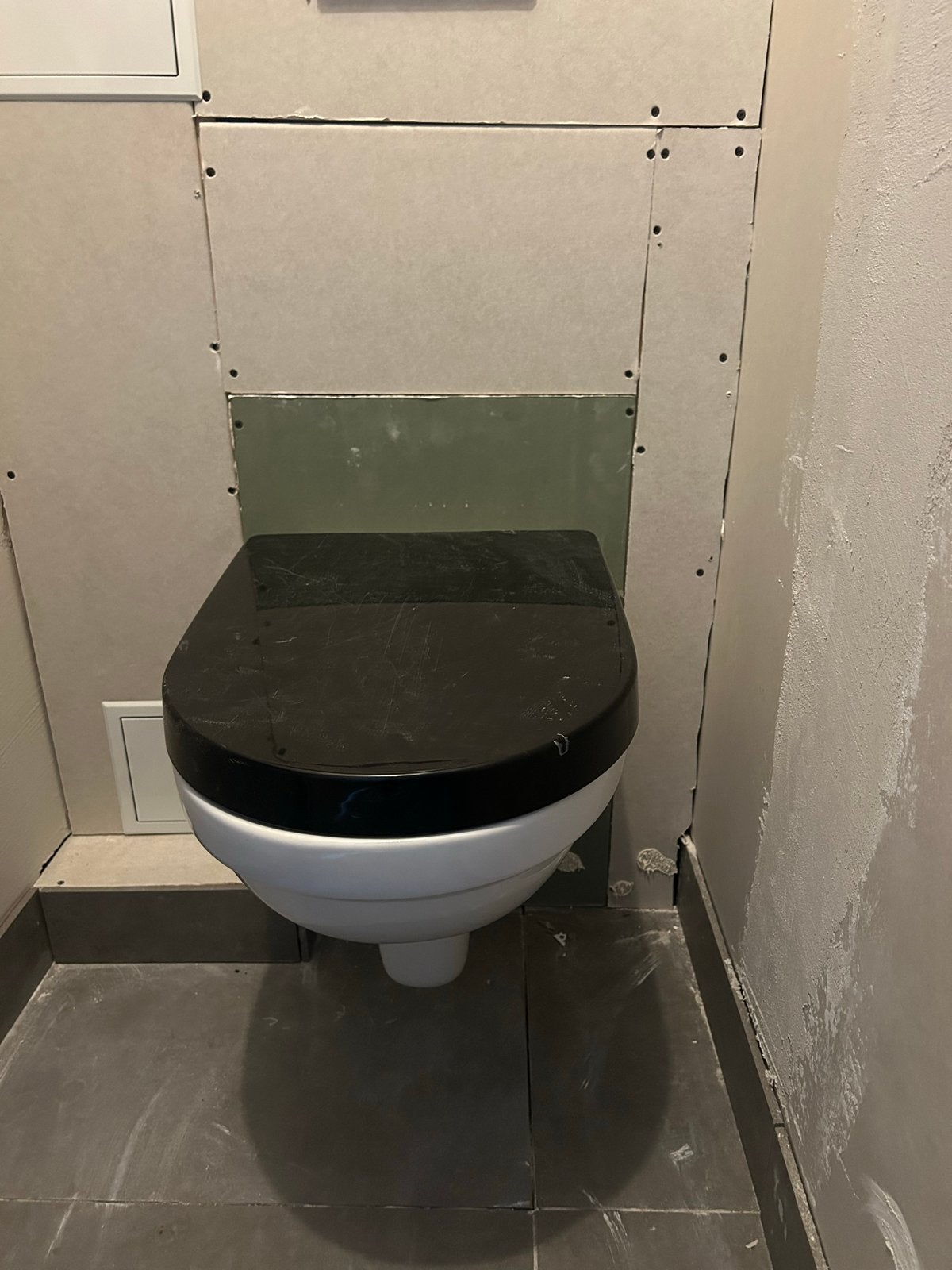 Wandcloset met zwarte zitting, Ophalen of Verzenden, Zo goed als nieuw, Toilet