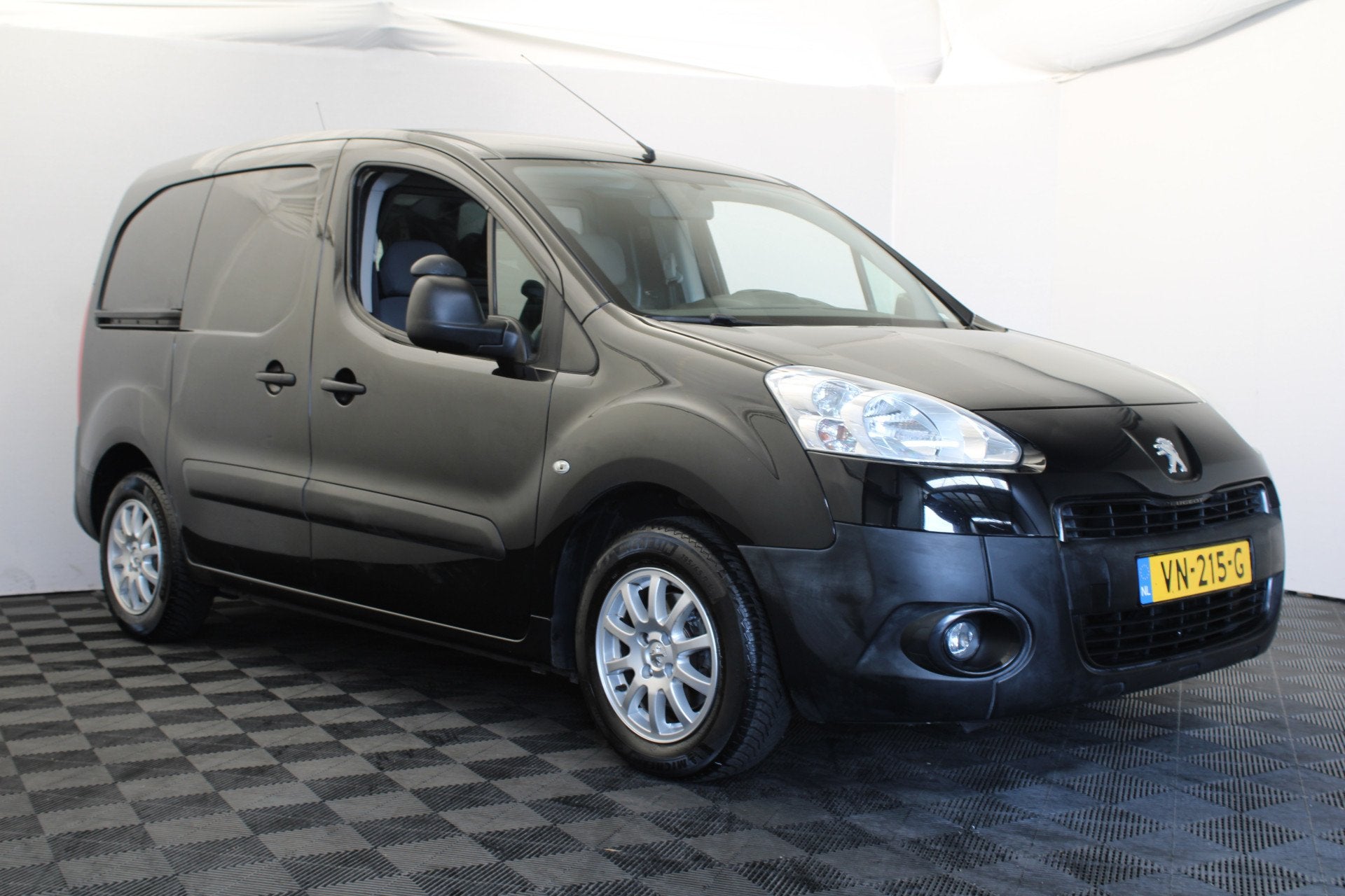 Peugeot Partner 120 1.6 e-HDI L1 2Tronic (bj 2015), Auto's, Bestelauto's, Euro 5, Stof, Gebruikt, Zwart