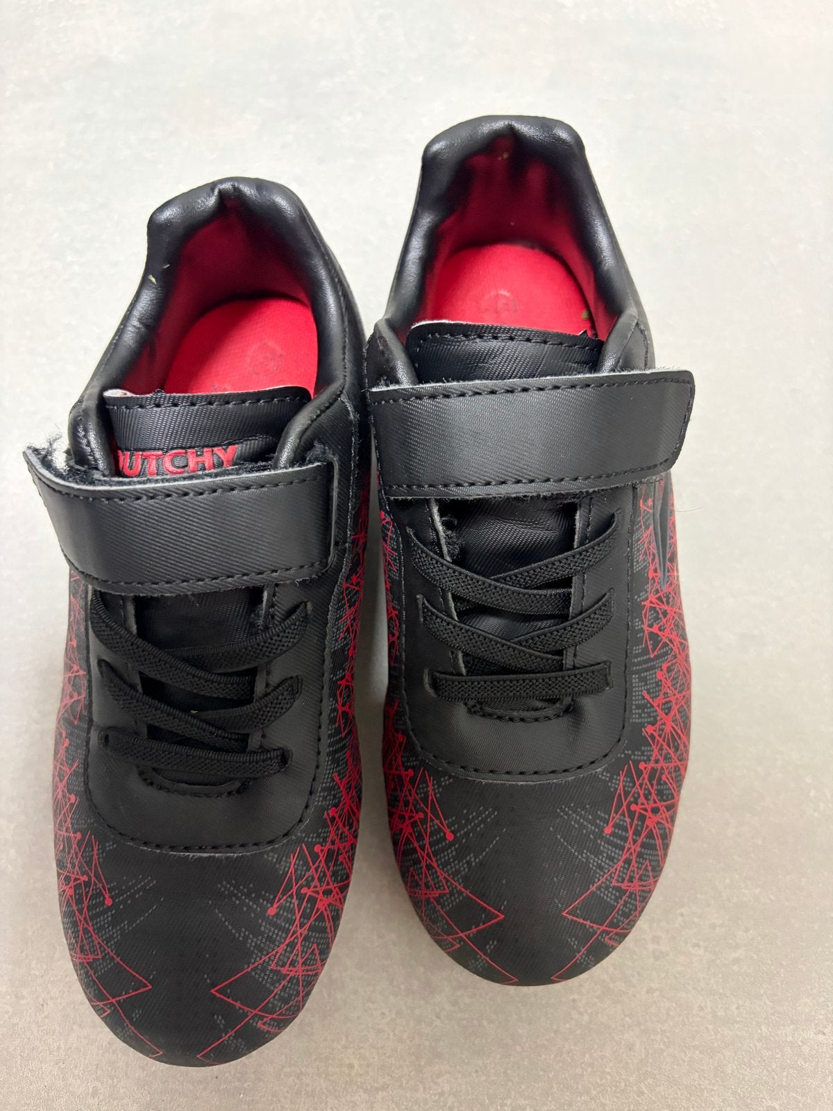 Voetbalschoenen maat 30 - Zwart/Rood, Sport en Fitness, Voetbal, Ophalen of Verzenden, Gebruikt, Schoenen