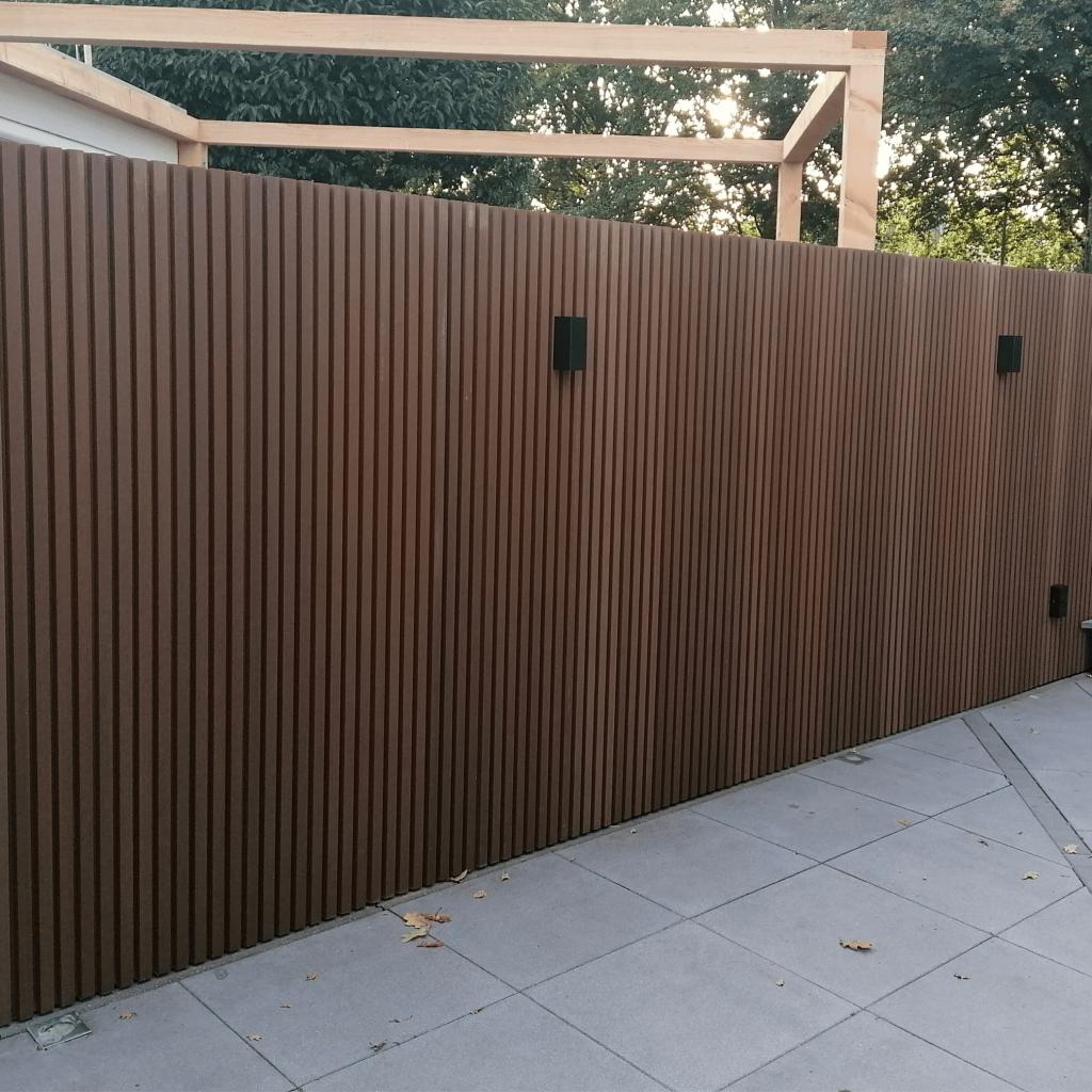 Schadepartij Composiet Schutting Verticaal - 19 meter, Tuin en Terras, Schuttingen, Gebruikt, Kunststof, 1 tot 2 meter, 6 meter of meer