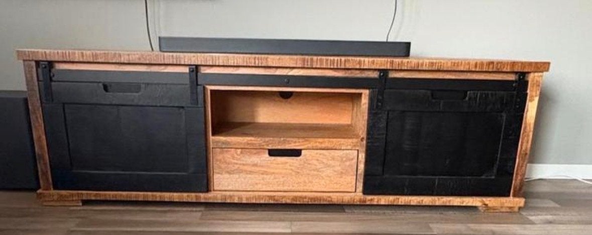 TV-kast mangohout met zwarte schuifdeuren 180 cm, Ophalen, 150 tot 200 cm, Zo goed als nieuw, Minder dan 100 cm