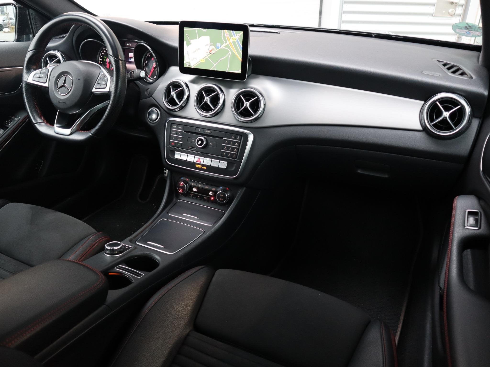 Mercedes-Benz GLA-klasse 180 Business Solution AMG, Stof, Gebruikt, 4 cilinders, 1335 kg