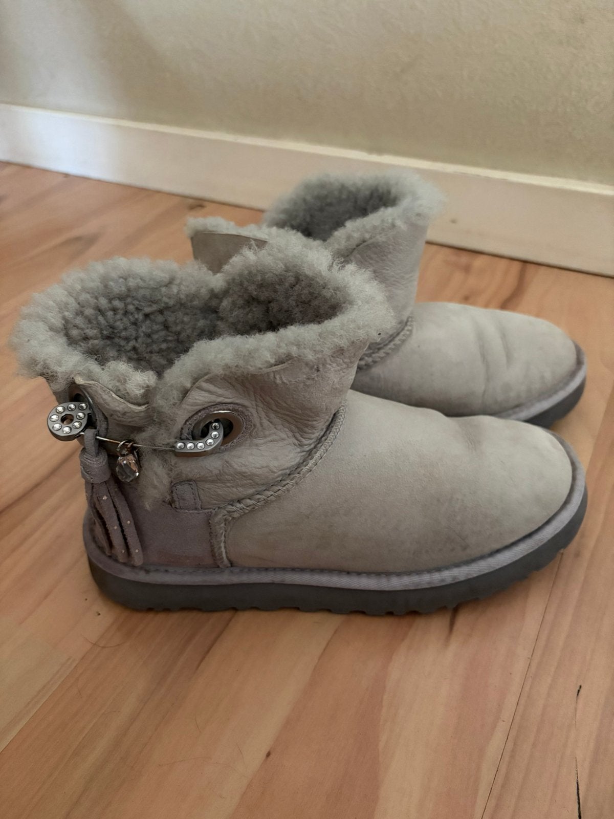 Originele beige Ugg Mini Josey classic Swarovski mt 38, Kleding | Dames, Beige, Lage of Enkellaarzen, Ophalen of Verzenden, Zo goed als nieuw