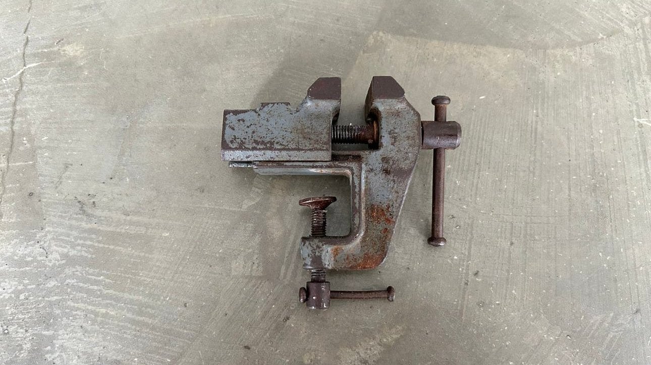 Vintage gietijzeren kleine bankschroef met aambeeld, Doe-het-zelf en Verbouw, Werkbanken, Ophalen of Verzenden, Gebruikt, Minder dan 70 cm