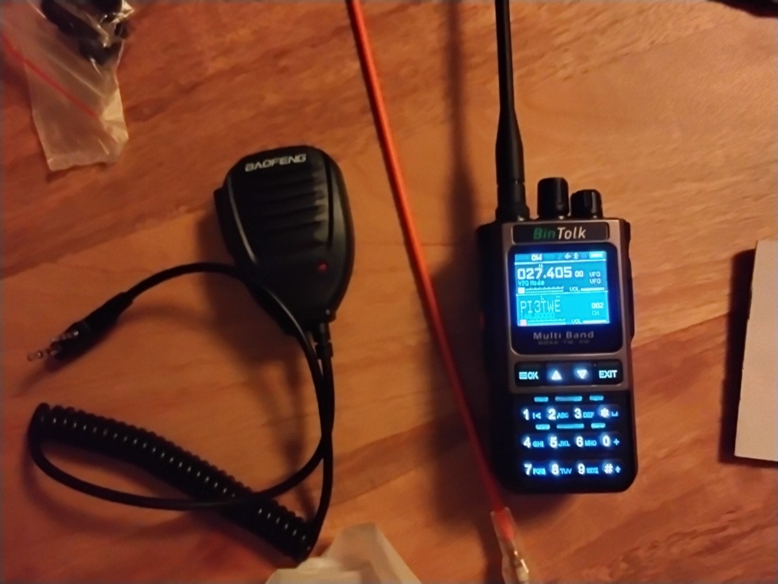 BINTALK BT 8200 Multi-Band Handheld Radio - Nieuwstaat, Telecommunicatie, 5 tot 15 km, Ophalen of Verzenden, Zo goed als nieuw