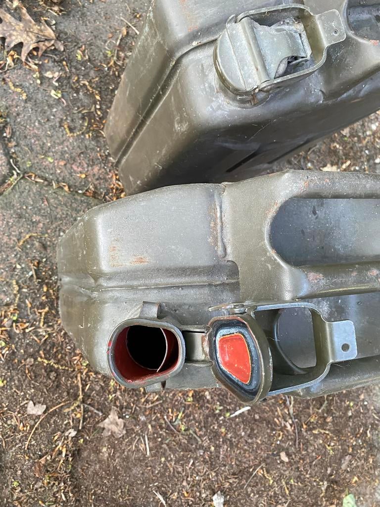 2 Vintage Jerrycans - Legergroen Metaal, Ophalen